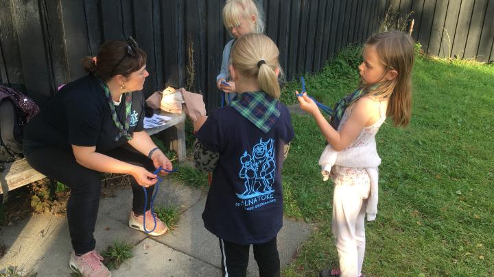 Mikroerne øver råbåndsknob ved vores hytte